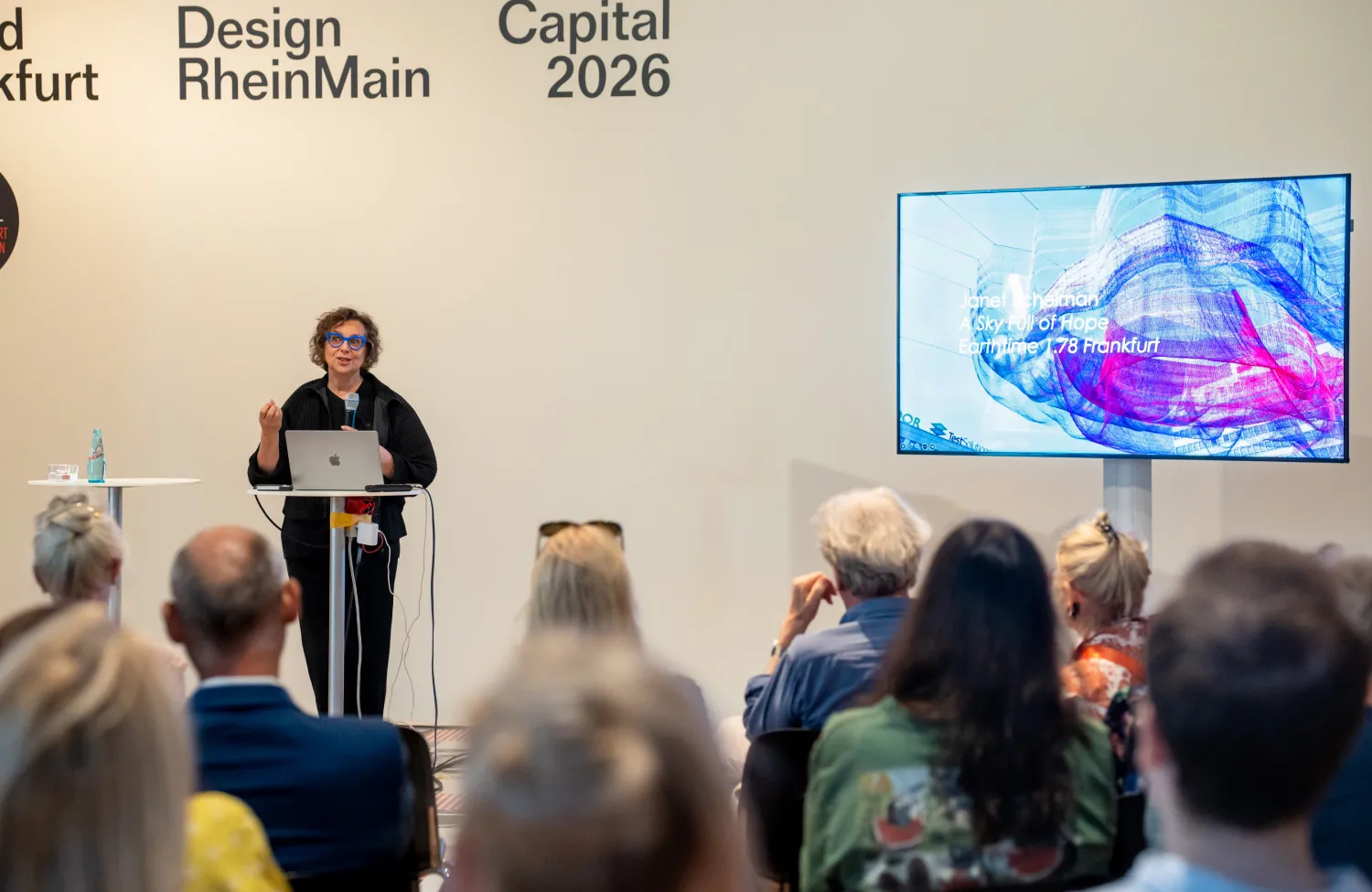 Janet Echelman presenting a Sky Full of Hope during the press conference in Frankfurt (Germany). Photo credit: Holger Menzel